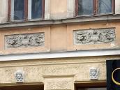 2012 р. Рельєфні вставки під вікнами…