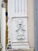 Цоколь пілястри з маскароном лева