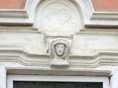 Сандрик з маскароном