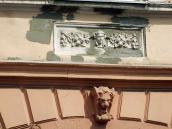 Маскарони над входом