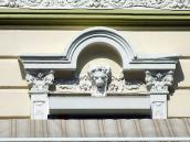 Сандрик з маскароном лева