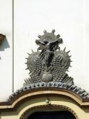 Рельєфне розп’яття над порталом