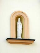 Скульптура богородиці в ніші