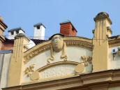 Сецесійний фронтон