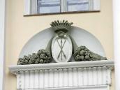 Ніша з рельєфним гербом