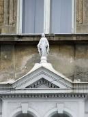 Постать богородиці на фронтоні