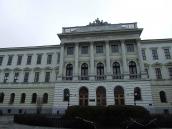 Центральна частина головного фасаду