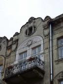 Фронтон і балкон 4-го поверху