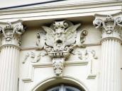 Рельєфна вставка над вікном