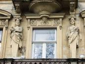 Вікно 2-го поверху і скульптури