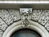 Маскарон вікна 1-го поверху