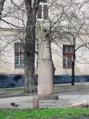 2012 р. Скульптура у скверику на розі…