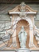 Скульптура богородиці в ніші