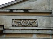 Рельєфна вставка на фронтоні