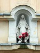 Скульптура богородиці в ніші