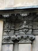 Капітелі пілястр (ліворуч)