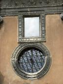 Ліва люкарна та ніша із зображенням…