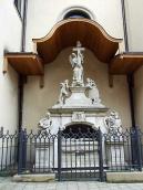 2012 р. Скульптурний надгробок біля…