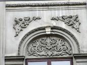 2012 р. Рельєфний тимпан вікна 2-го…