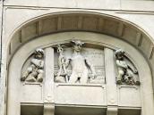 Ніша із сецесійними скульптурами і…