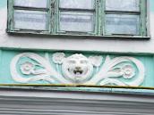 Рельєфна вставка з маскою лева