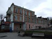 Бічний фасад (вздовж двора)