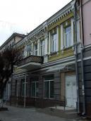 Головний фасад у ракурсі