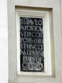 Плита з написом в правій ніші 2-го ярусу