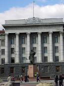 Пам’ятник Т.Шевченку на тлі будинку…