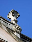 Акротерій на фронтоні східного корпусу