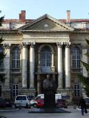 Центральна частина головного фасаду