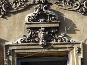 Рельєфний фронтон над дверима балкону