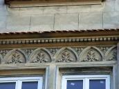 Рельєф над вікнами 4-го поверху