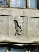 2013 р. Рельєфна ваза на фасаді