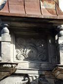 Рельєф з павлином над порталом