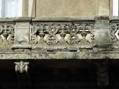 Різьблені бильця балкону 2-го поверху