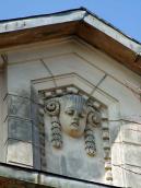 Сецесійний маскарон на фронтоні