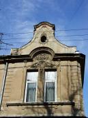 Вікно 2-го поверху та фронтон