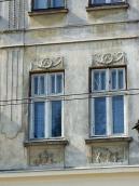 Вікна 2-го поверху з рельєфами