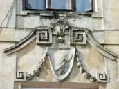 Сецесйний фронтон над вікном