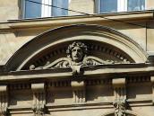 Рельєфний тимпан з маскароном