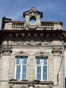 Вікна 3-го поверху та фронтон