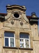 Сецесійні вікна 4-го поверху та фронтон