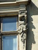 Права скульптурна пілястра