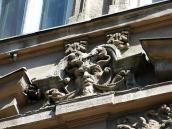 Маскарон на фронтоні