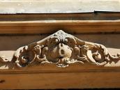 2013 р. Рельєфний фронтон над входом