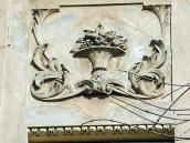 2013 р. Рельєф над вікном 2-го поверху