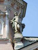 Ліва скульптура на фронтоні