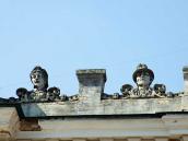 Фрагмент аттика (ліворуч)