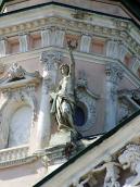 Ліва скульптура на фронтоні